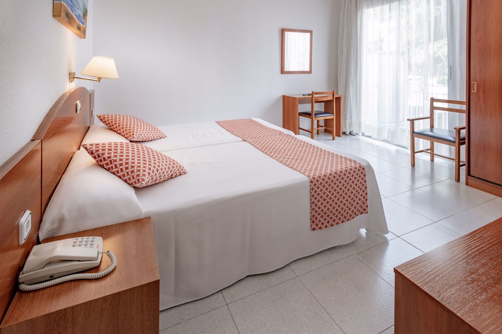 غرفة قياسية بسرير مزدوج أو سريرين منفصلين بشرفة، GHT Balmes Hotel, Aparthotel & Splash 10/10