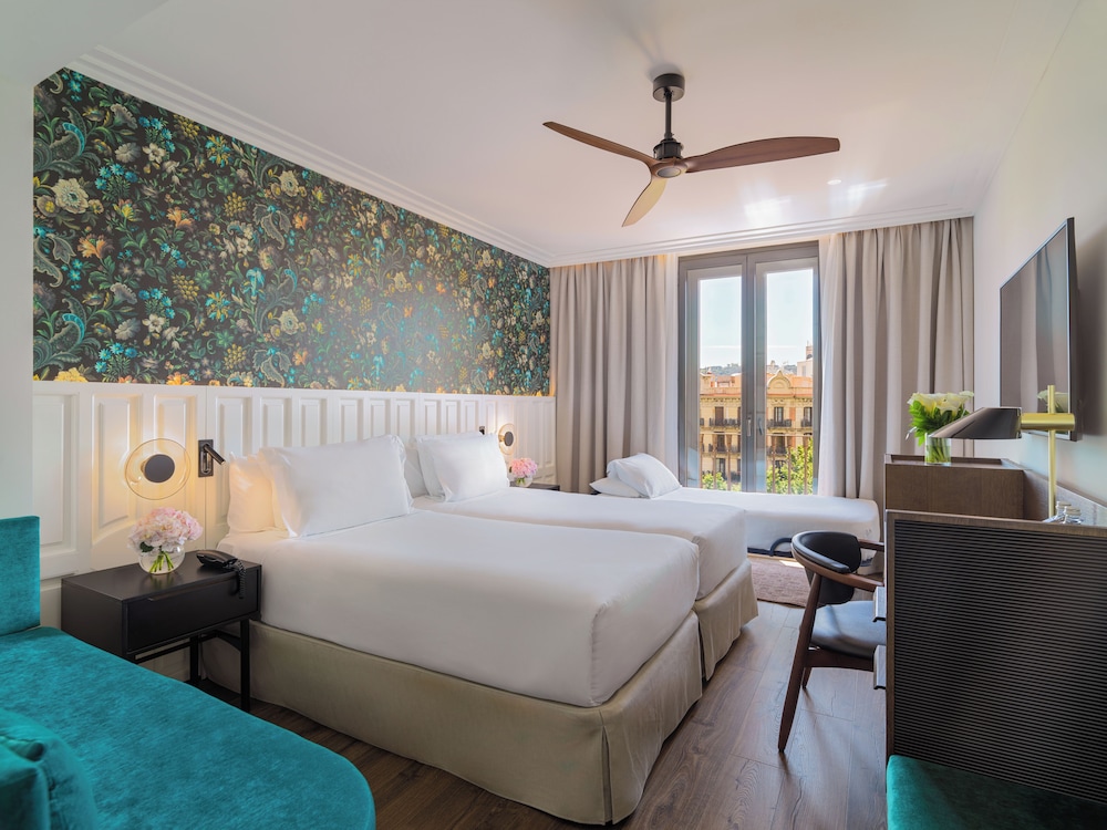 DELUXE, DOUBLE OR TWIN BED, WITH EXTRA BED