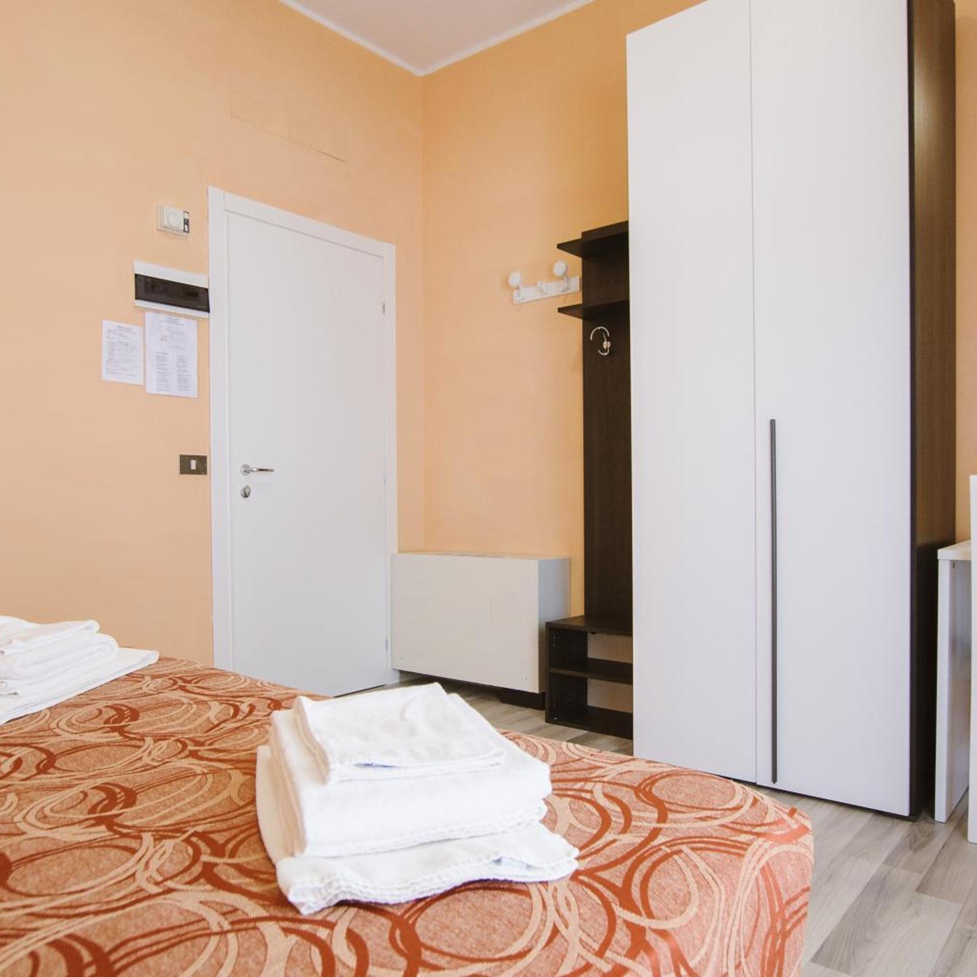 ROOM, DOUBLE OR TWIN BED