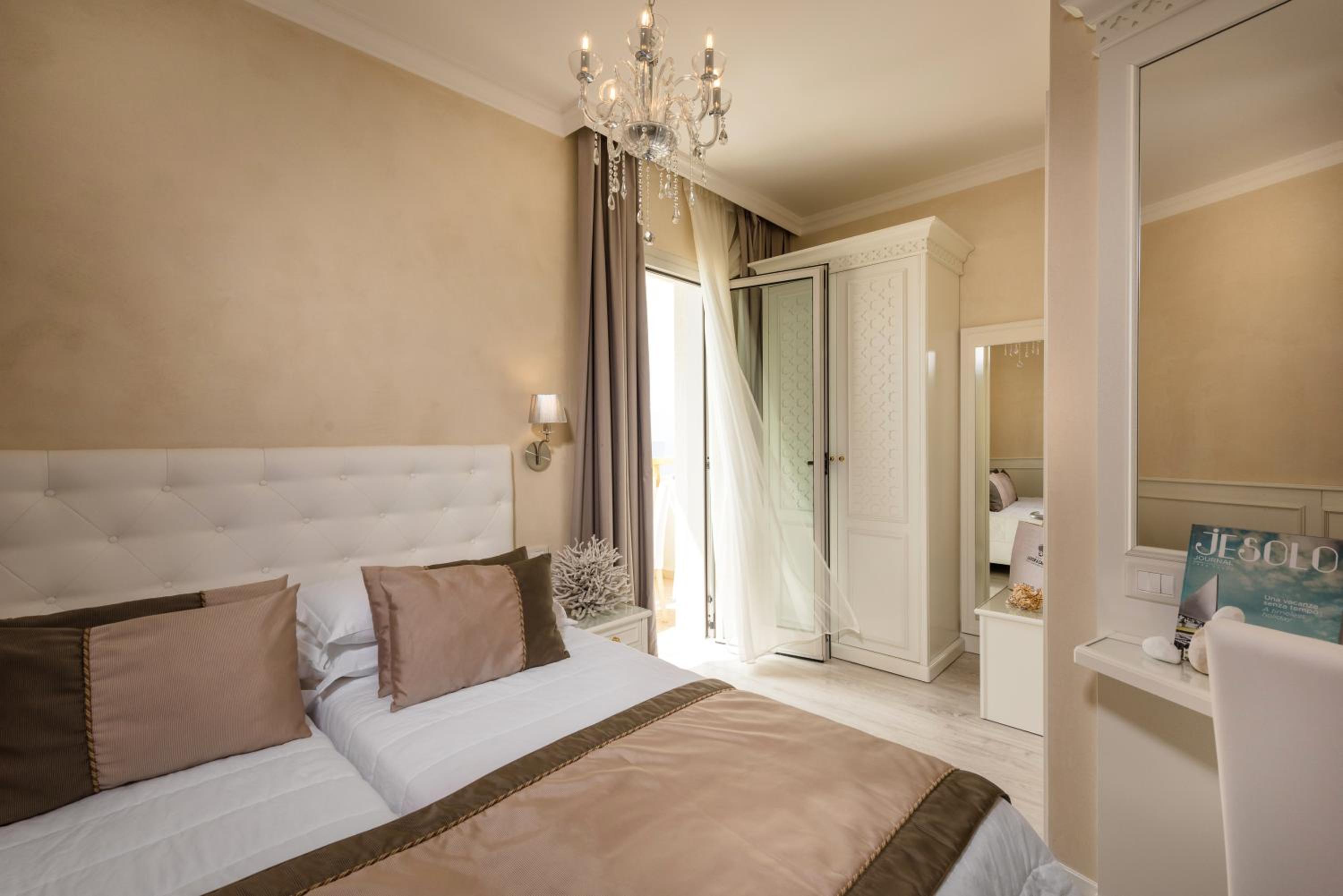 Deluxe, Double or Twin Bed, Lateral Side Sea View, Balcony