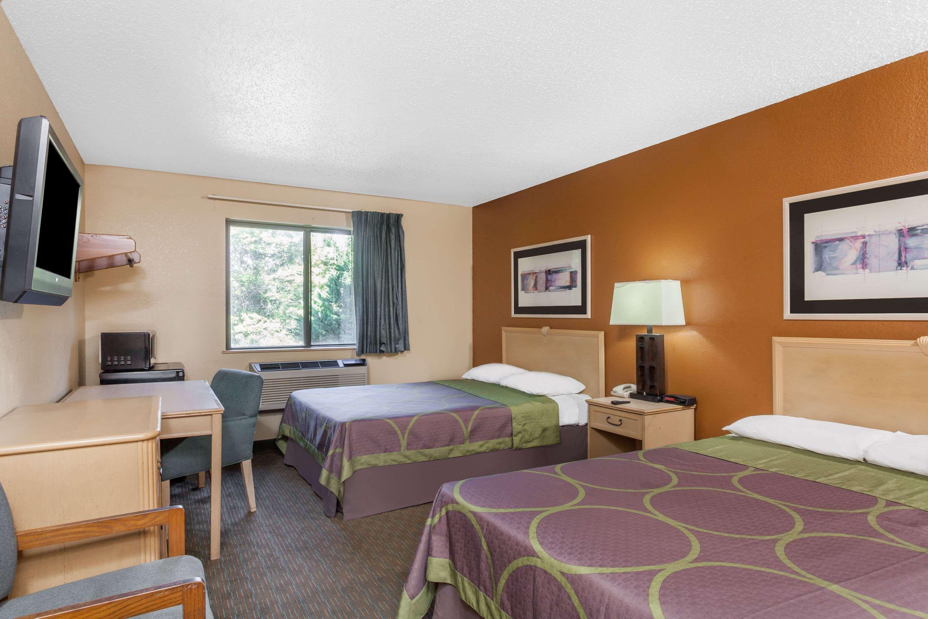 Super 8 By Wyndham Charlotte/Amusement Park Area 11/29