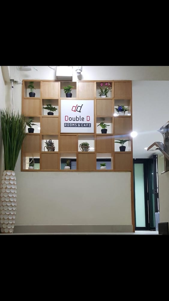 Double D Rooms & Cafe 52/59