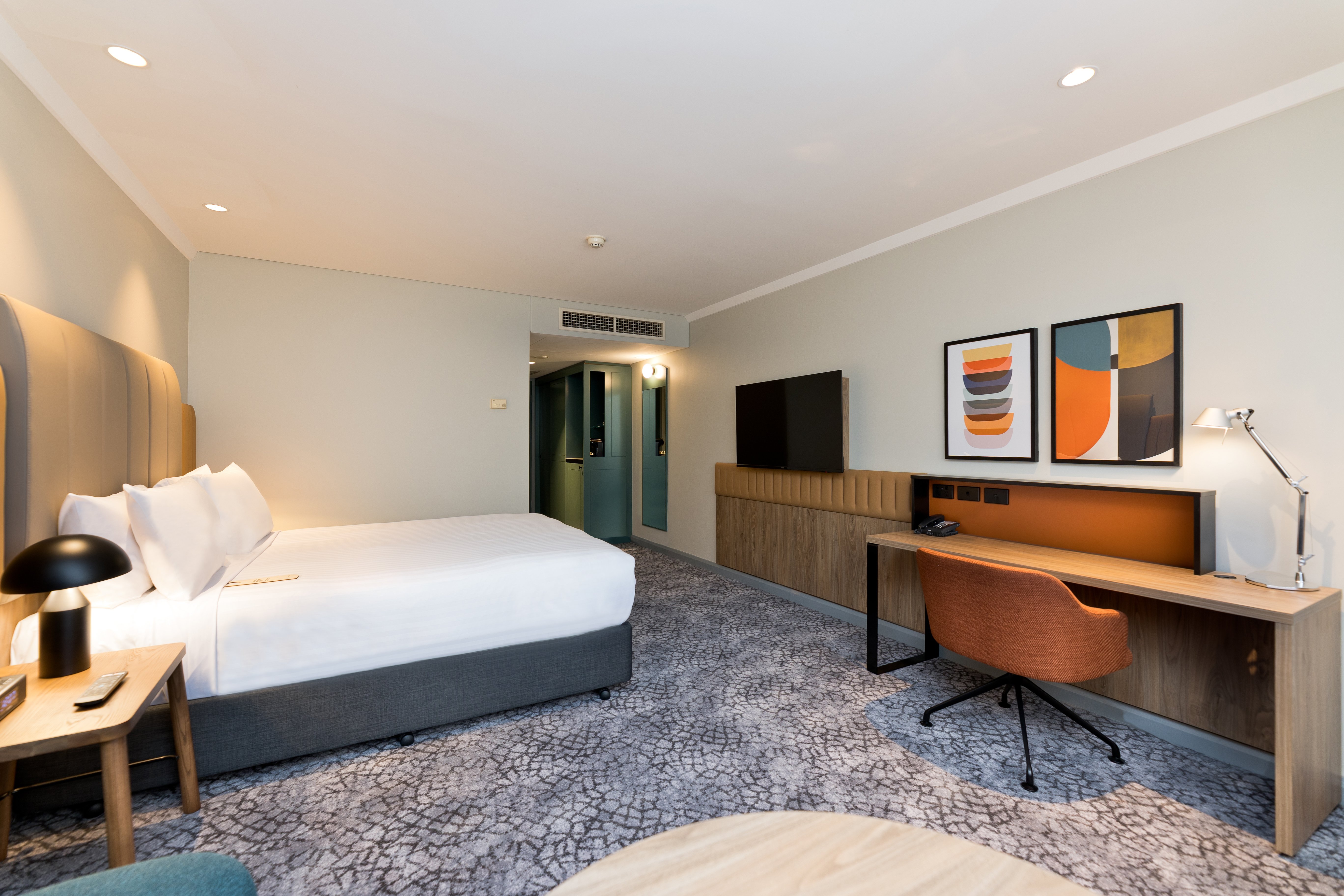 STANDARD, QUEEN BED