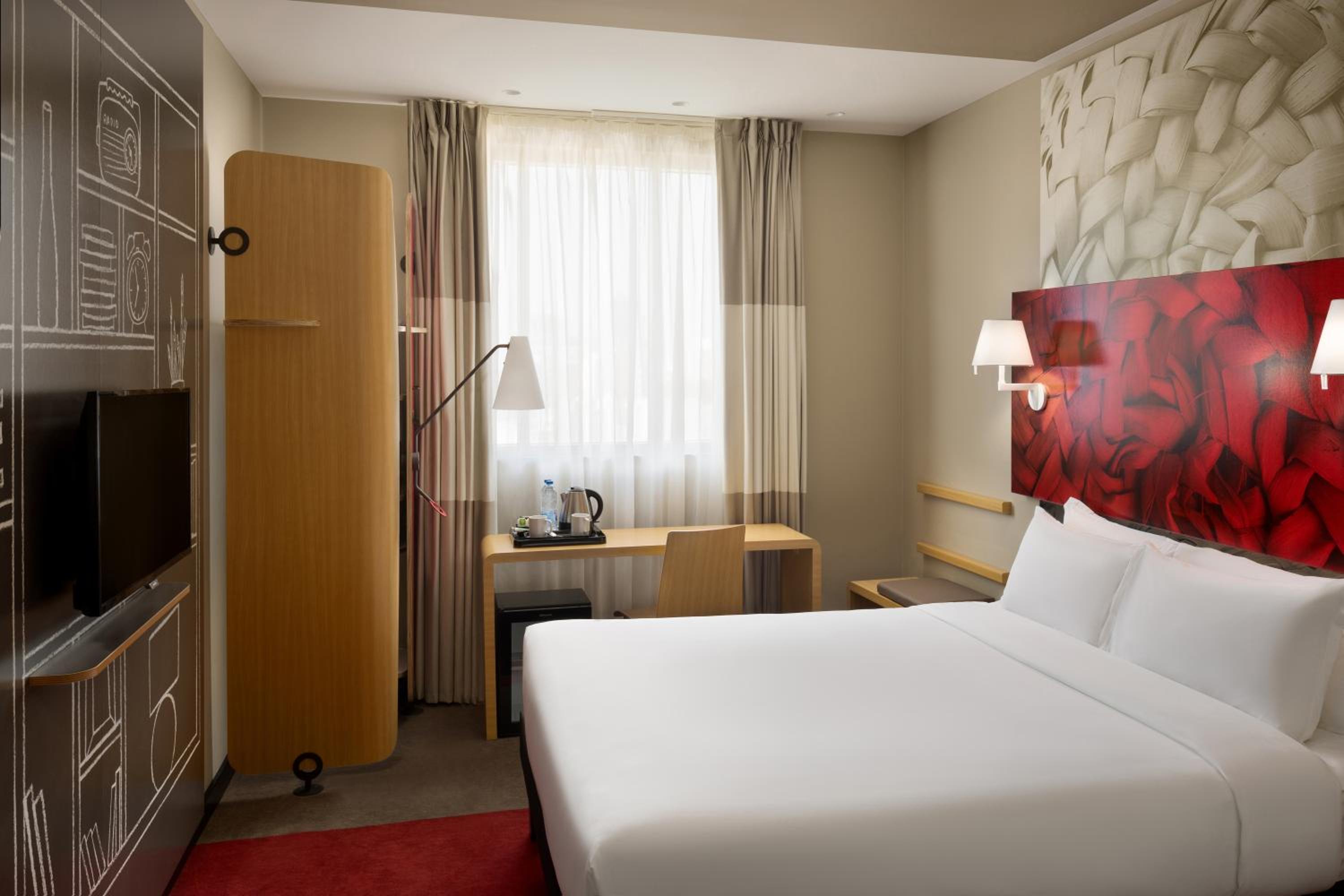 Room, King Bed, Skyline View