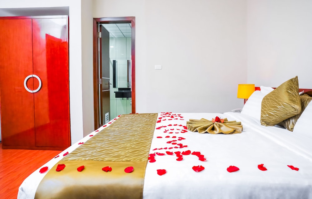DELUXE, KING BED