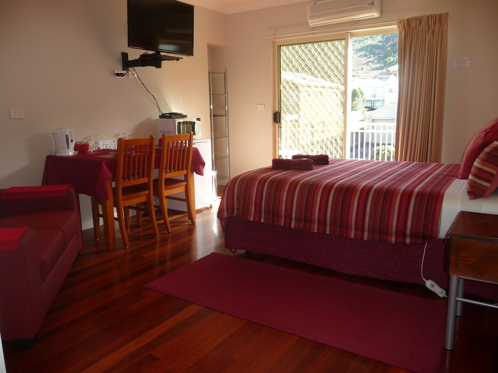 ANGELA'S BEACH STAYS 31/42