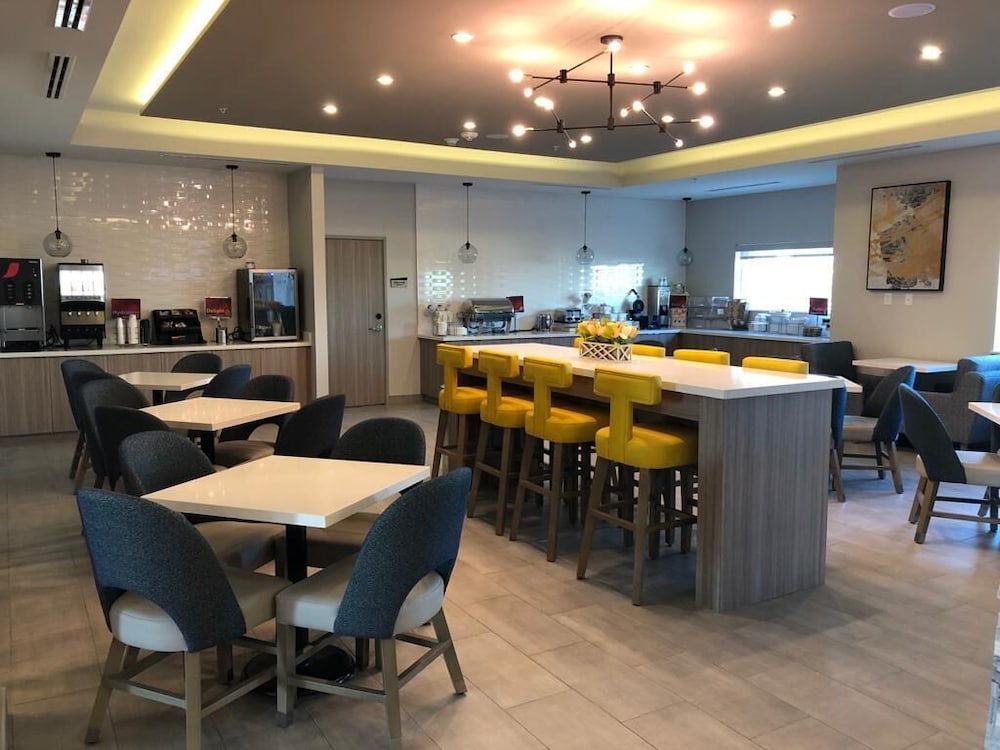 Best Western Plus Mid County 25/31