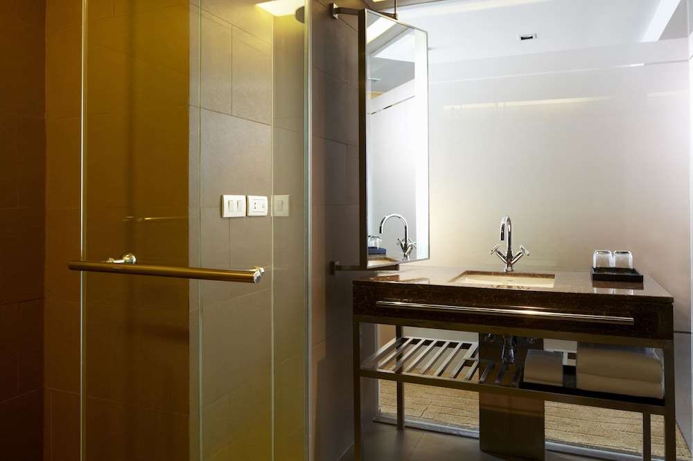 JC Kevin Sathorn Bangkok Hotel (ex. Anantara Sathorn Bangkok Hotel) 54/64