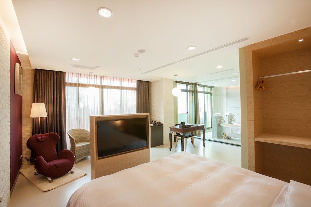 823-Tourist Hotel 6/64