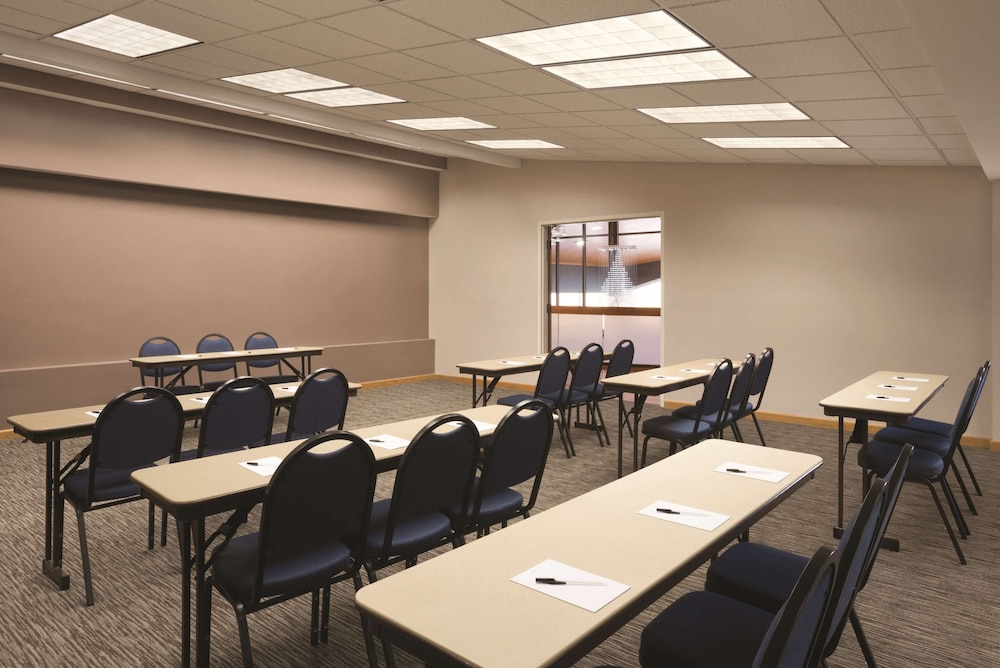Country Inn & Suites by Radisson Indianapolis East 38/42