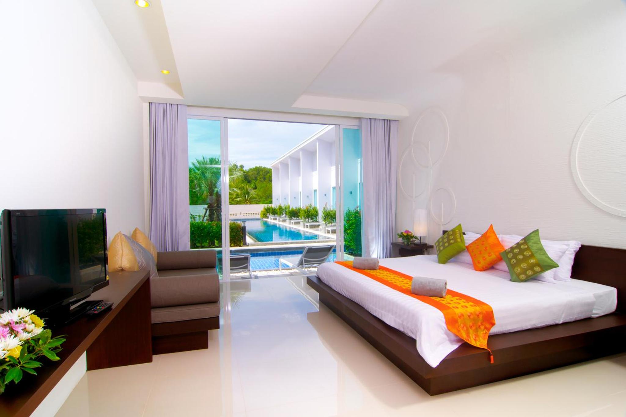 DELUXE, DOUBLE OR TWIN BED, POOL ACCESS