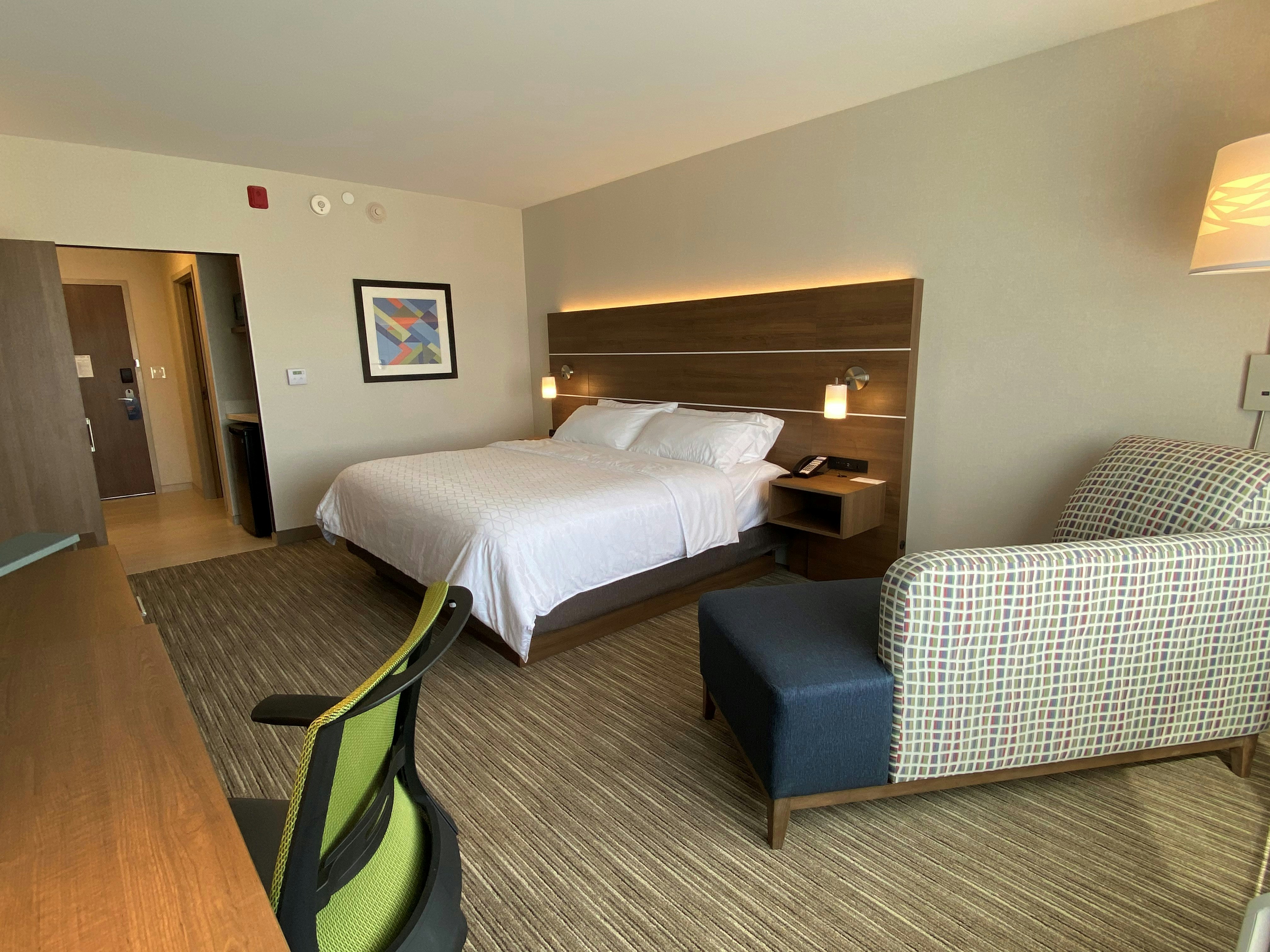 Holiday Inn Express Suites Aurora 25/77