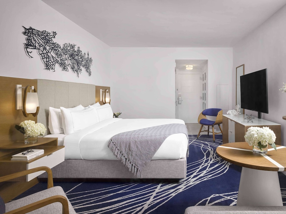ROOM, KING BED, BALCONY