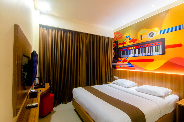 Deluxe, Double Bed, Pool Access, Smoking