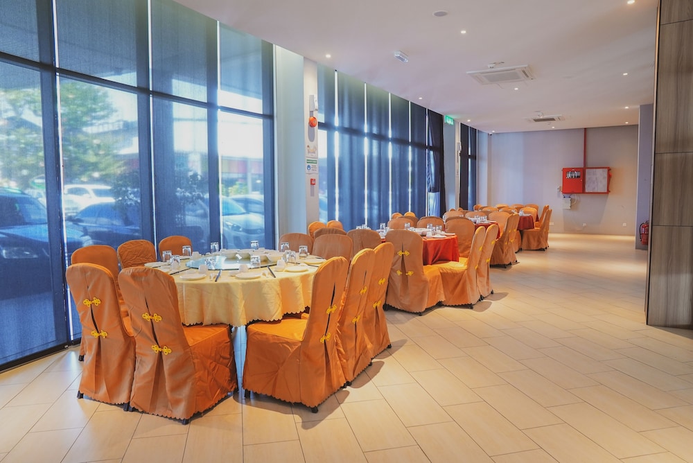Roxy Hotel Serian 28/40