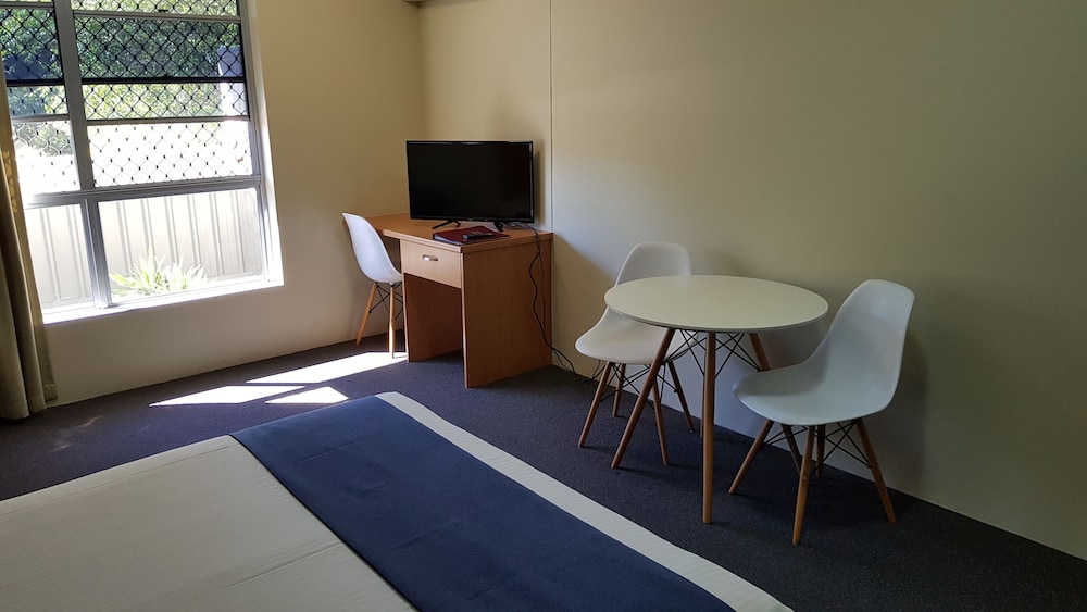 NAMBOUR HEIGHTS MOTEL 14/19