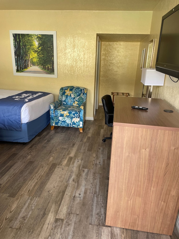 Days Inn by Wyndham Gainesville University 12/17