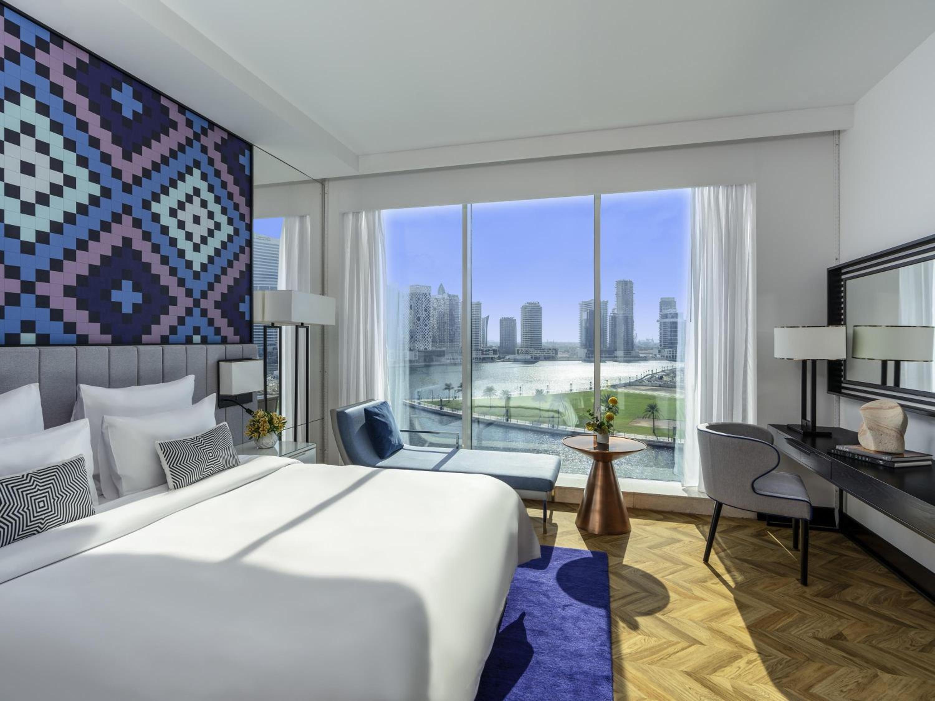 Premier, Suite, Canal View