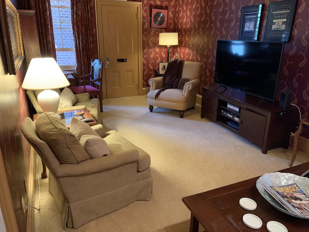 The Lily Inn 24/36