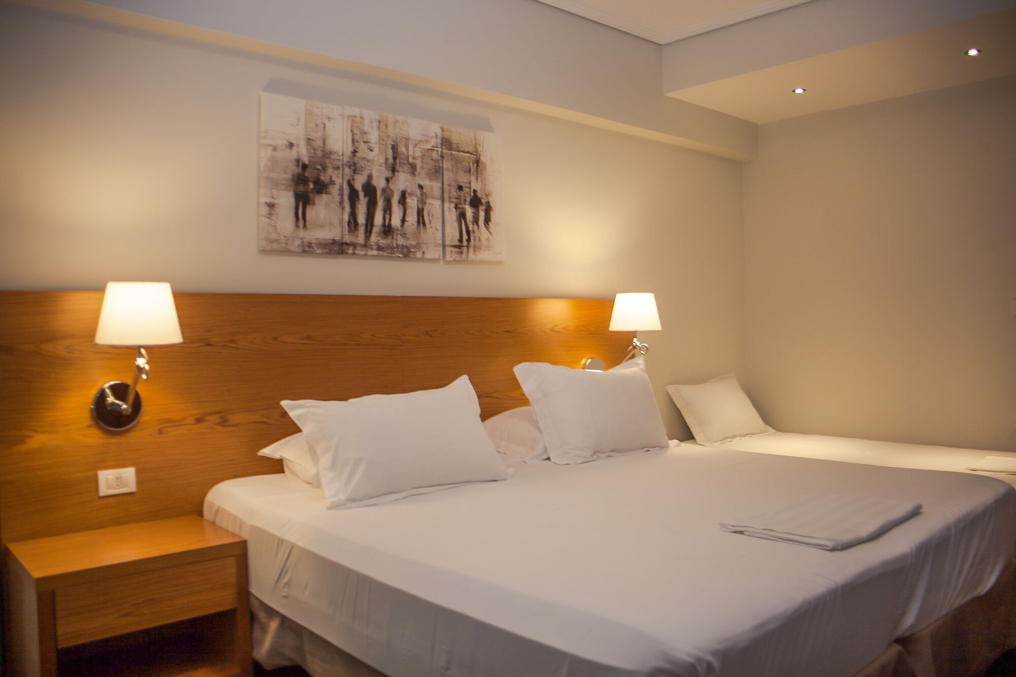 غرفة ثلاثية بسرير كوين بإطلالة على البحر بشرفة مع أريكة، Agimi And S Hotel 8/10