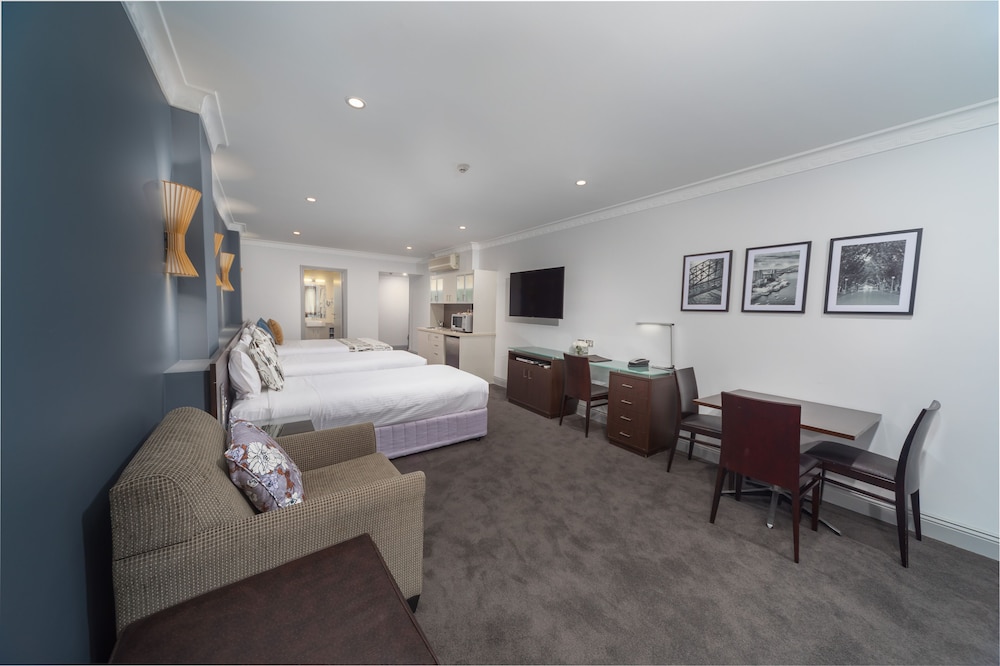 HYDE PARK INN 14/50