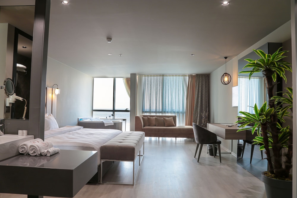 PASAPORT PIER HOTEL 33/79