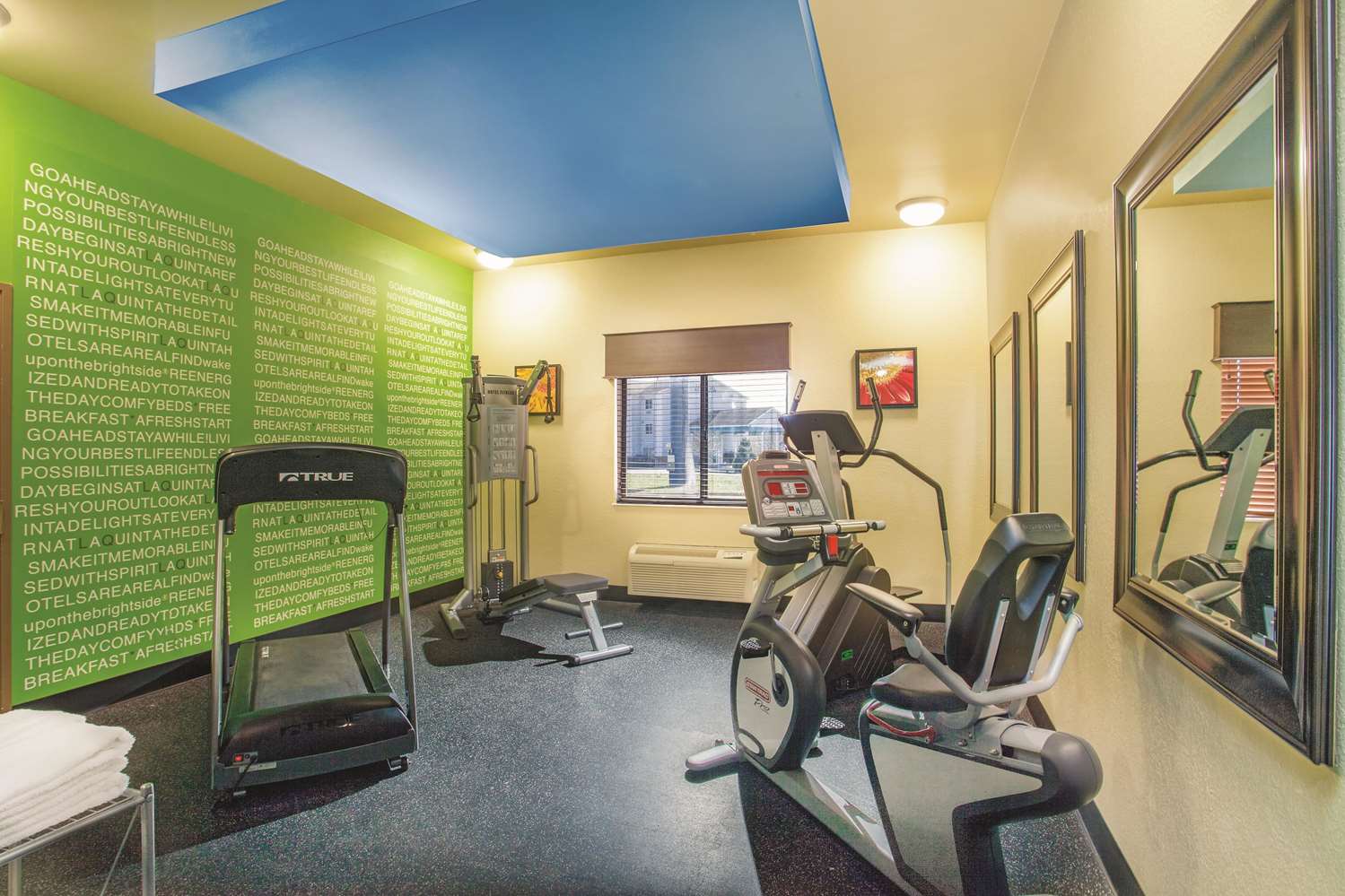 La Quinta Inn & Suites by Wyndham Elizabethtown 12/17