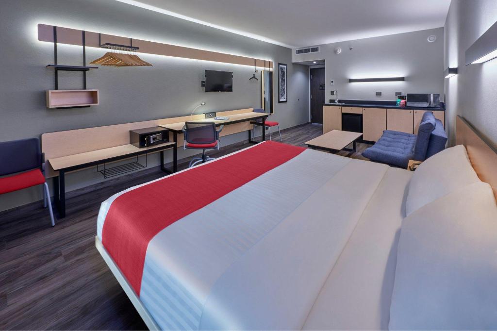 غرفة سوبيريور بسرير كينج مع أريكة، City Express Plus by Marriott Puerto Vallarta 2/6