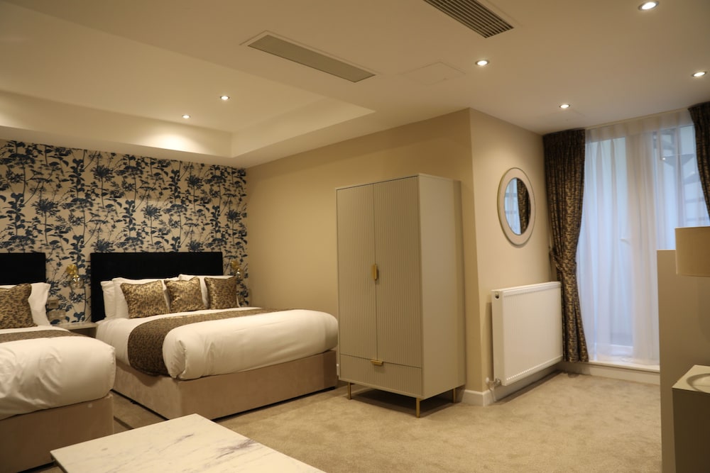 1 BEDROOM, EXECUTIVE, QUADRUPLE