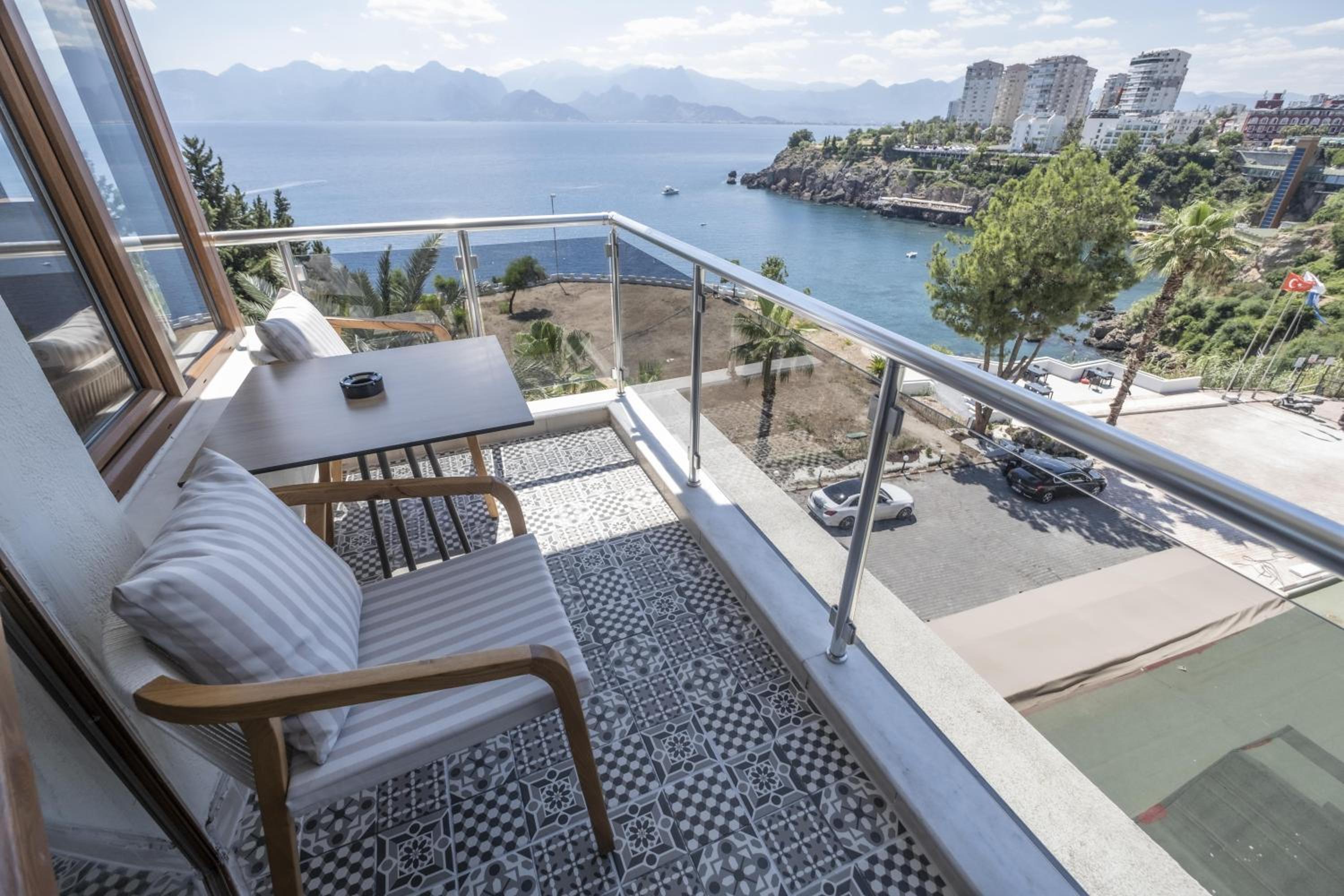 Qinn Hotels 26/50