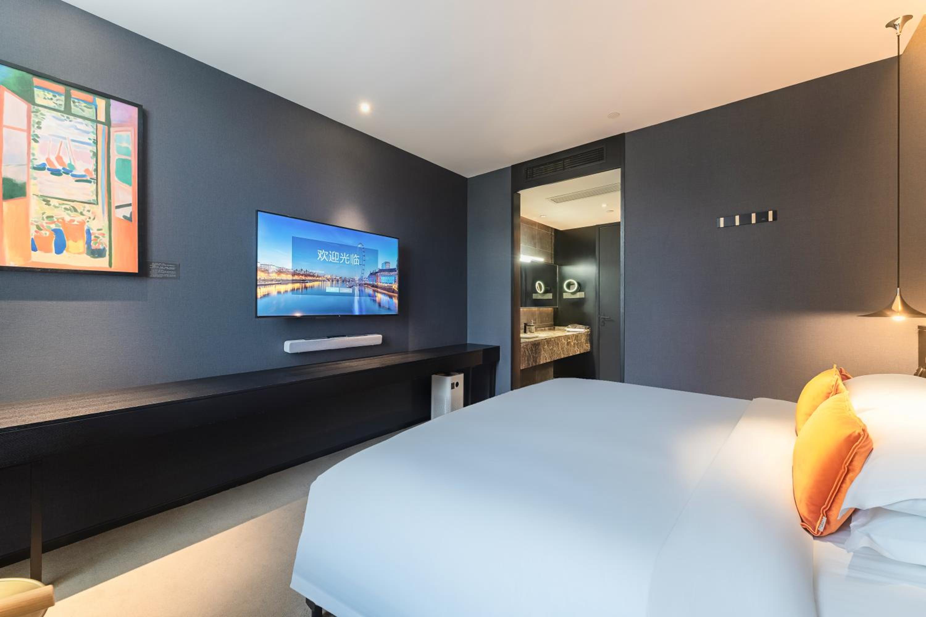 2 BEDROOMS, SUITE, 1 KING AND 2 QUEEN BEDS