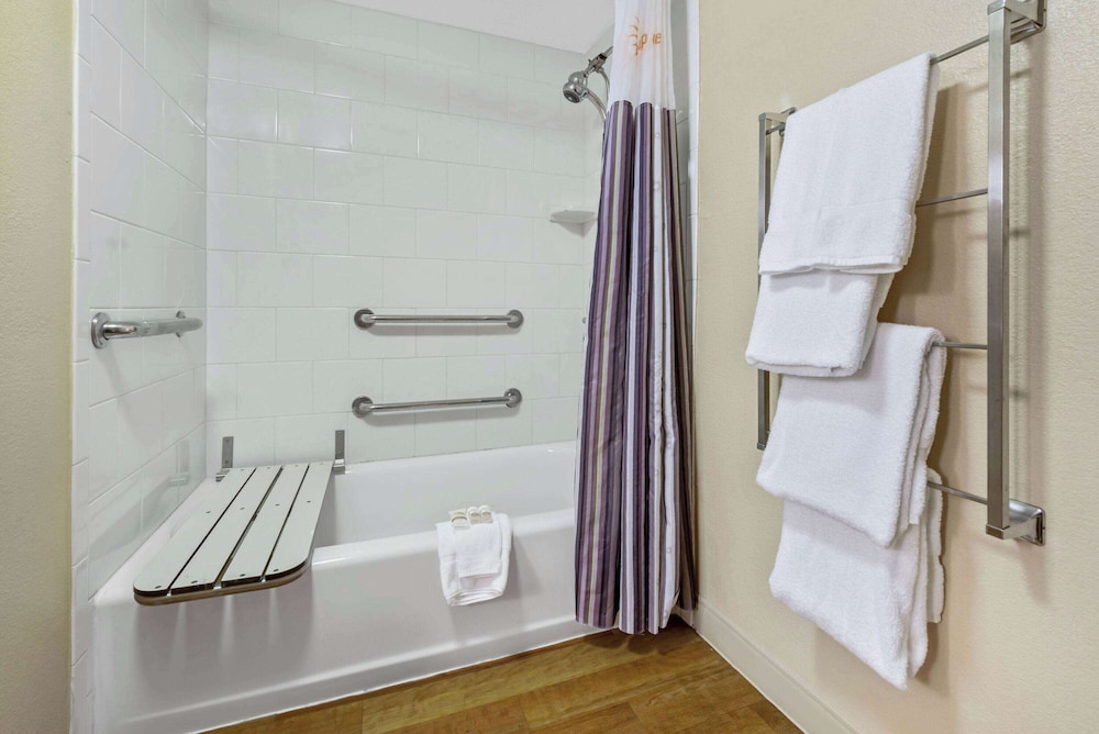 غرفة بسرير كوين بحوض استحمام لذوي الإعاقة، La Quinta Inn Suites By Wyndham West Palm Beach Airport 4/4