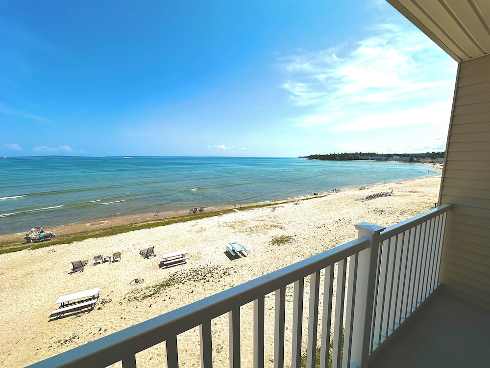 Mackinaw Beach & Bay Inn & Suites 46/51
