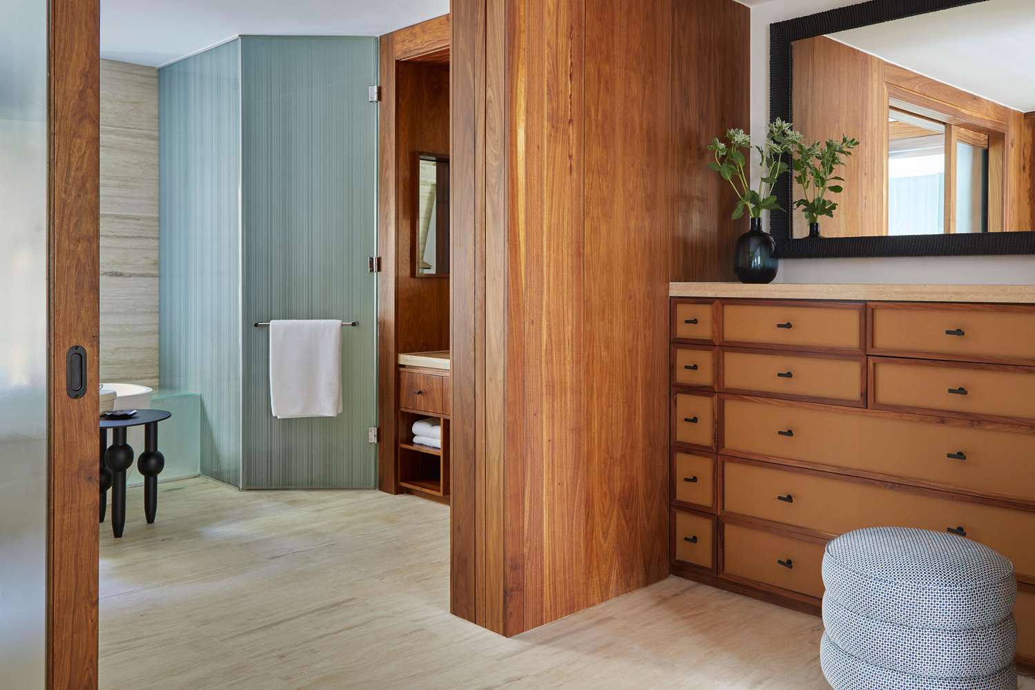 Island, Superior, King Bed