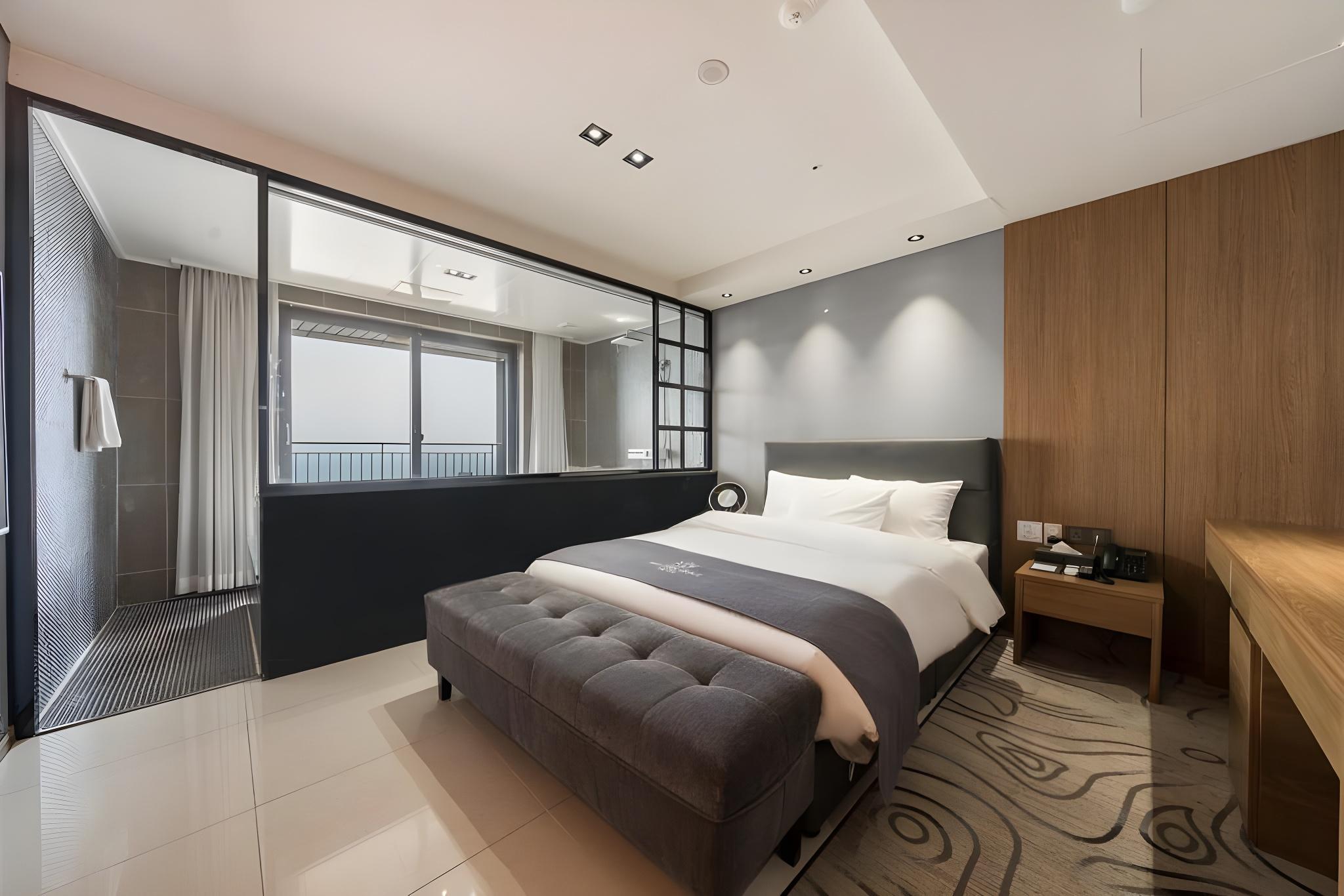 Spa, Deluxe, Hot Tub, Western Grace Hotel 2/3
