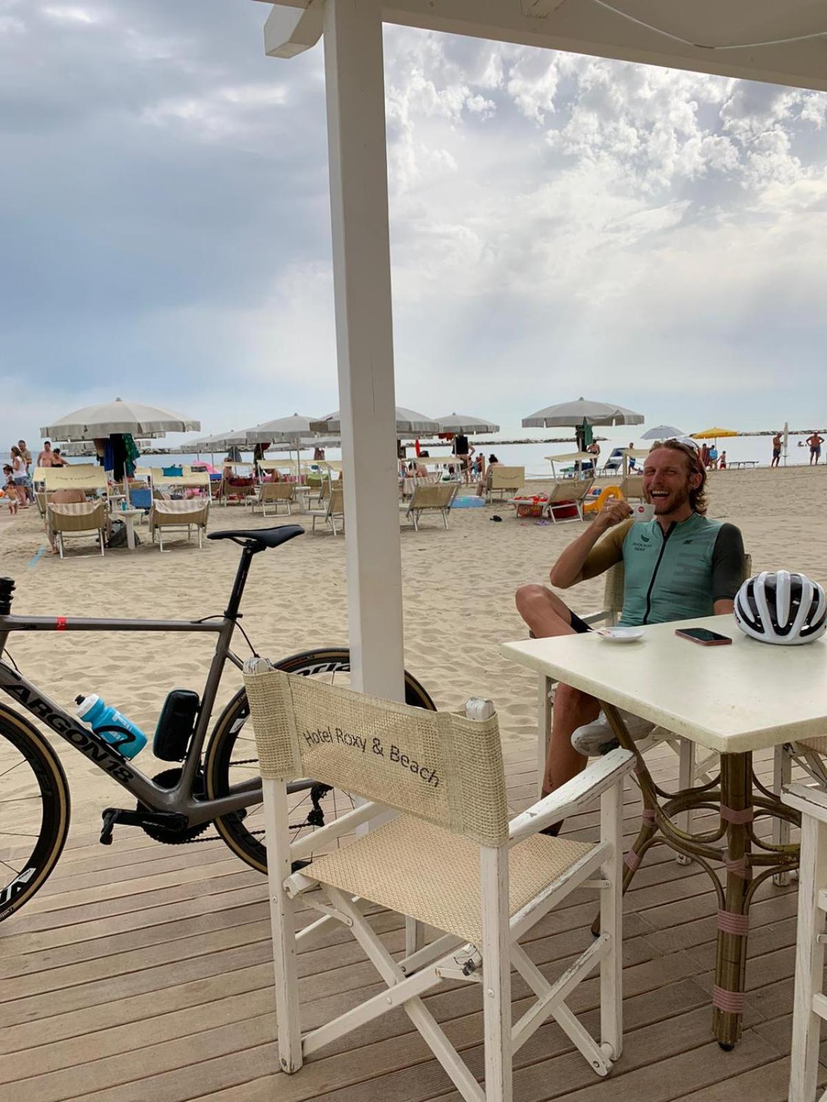 Roxy & Beach Hotel 40/43