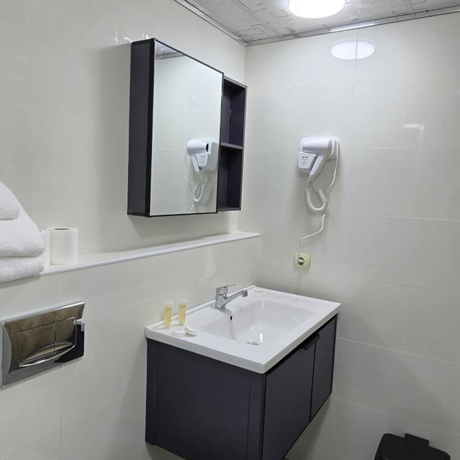 Balcony Hotel and Suites 48/49