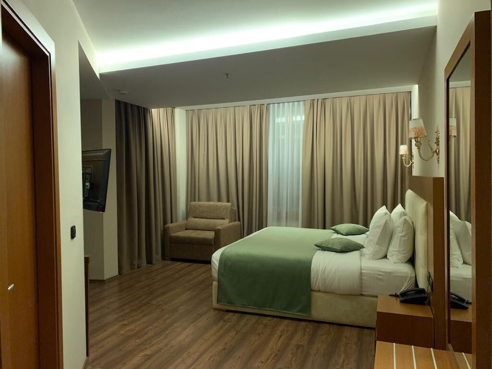 Albanopolis Hotel 36/60