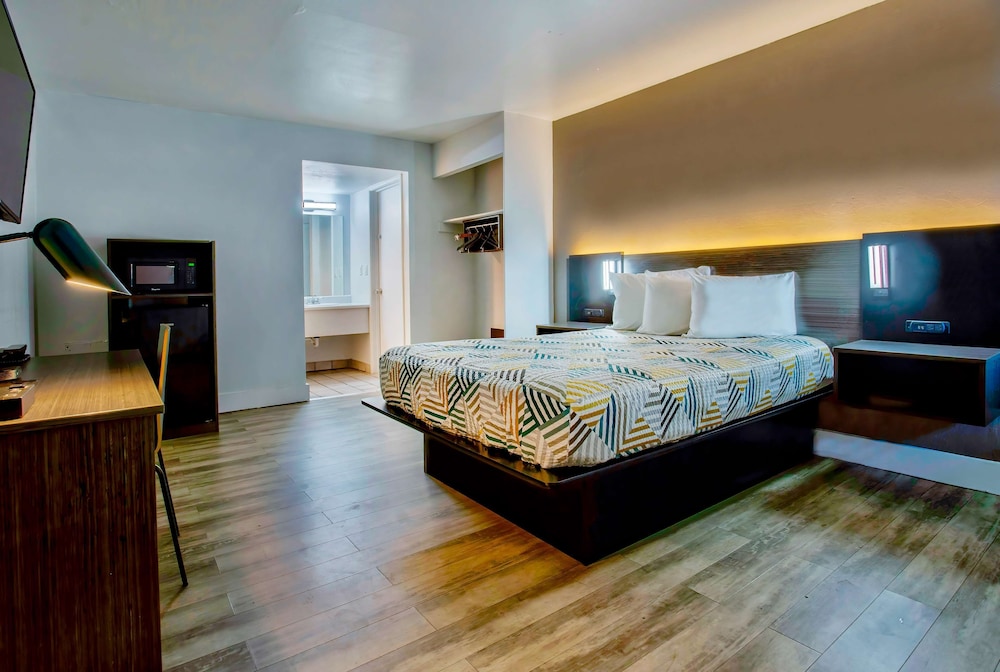 STANDARD, QUEEN BED