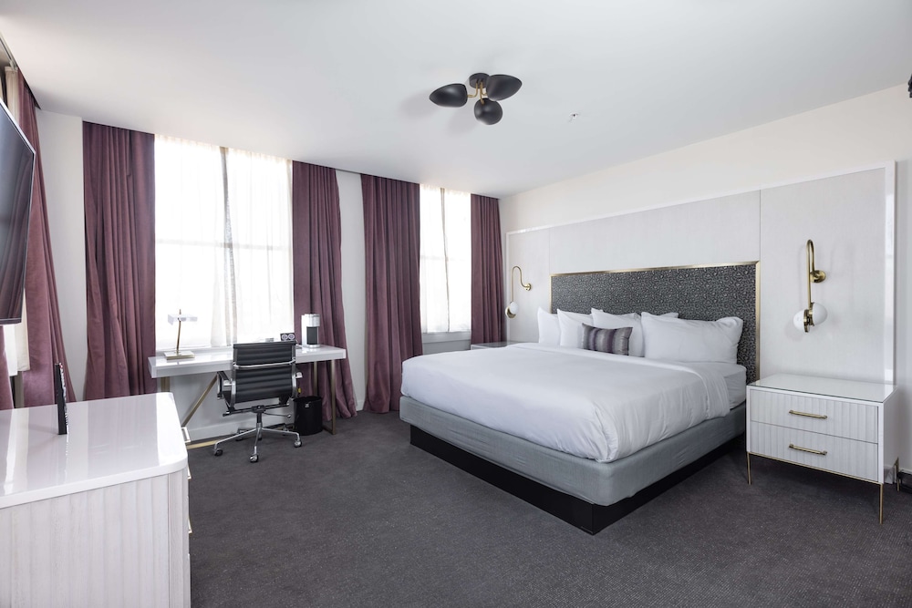 ROOM, KING BED, CITY VIEW