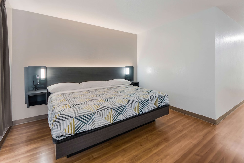 STANDARD, KING BED, KITCHENETTE