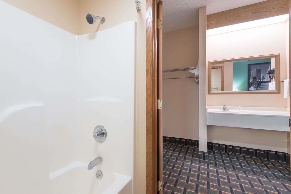 Super 8 by Wyndham Mt. Carmel IL 27/32