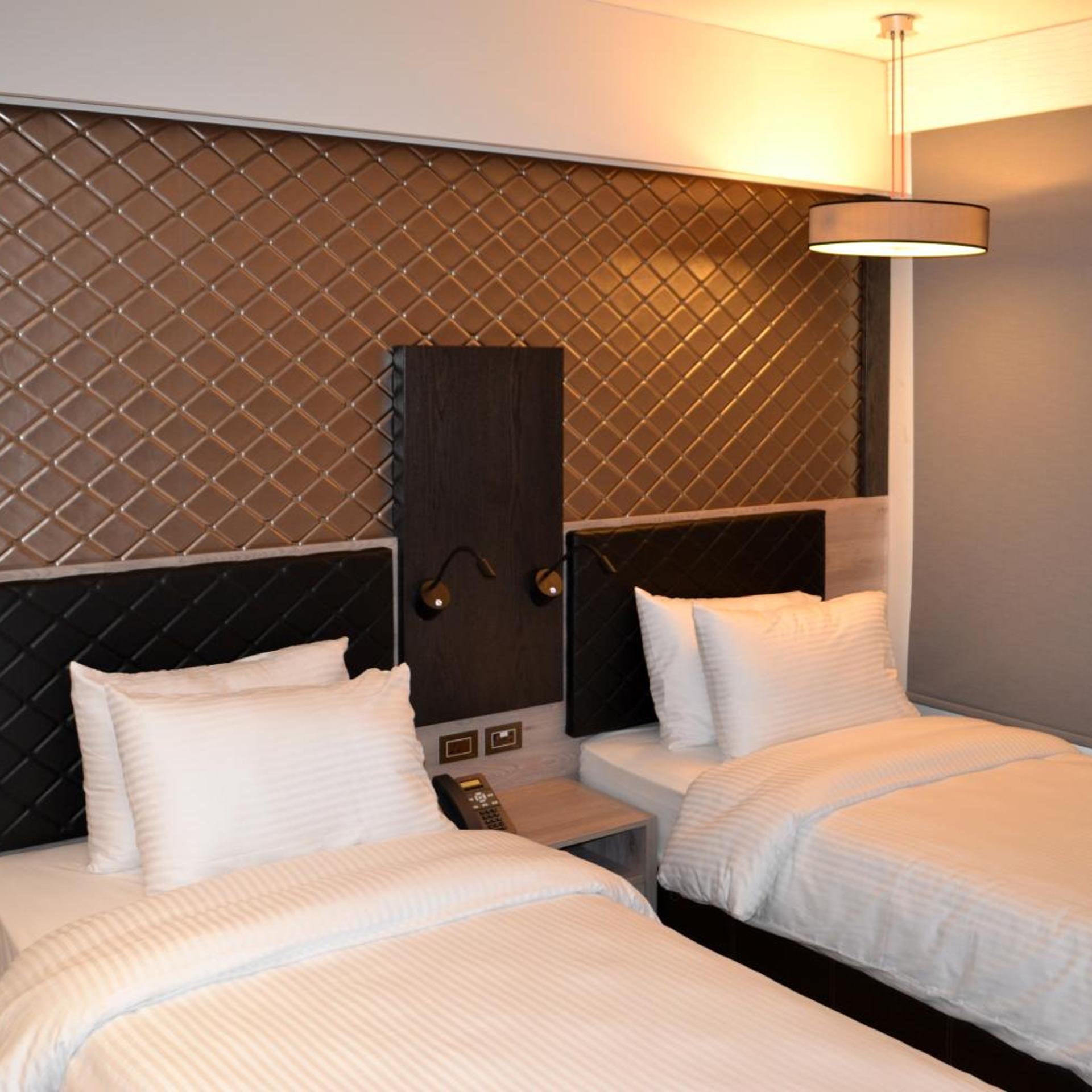 غرفة قياسية بسريرين منفصلين، Ambassador Hotel 4/8