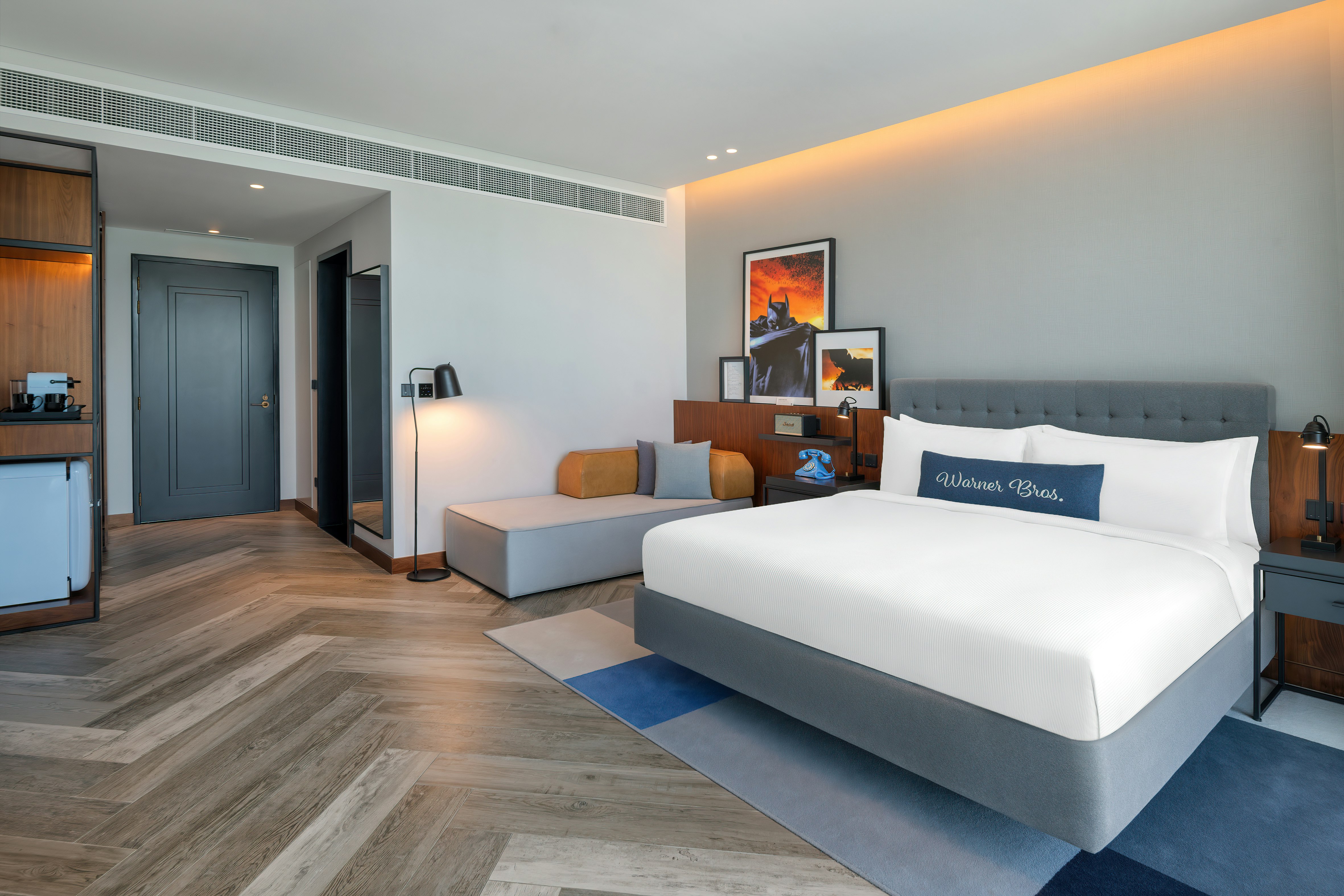 Artist, King Bed, Pool View