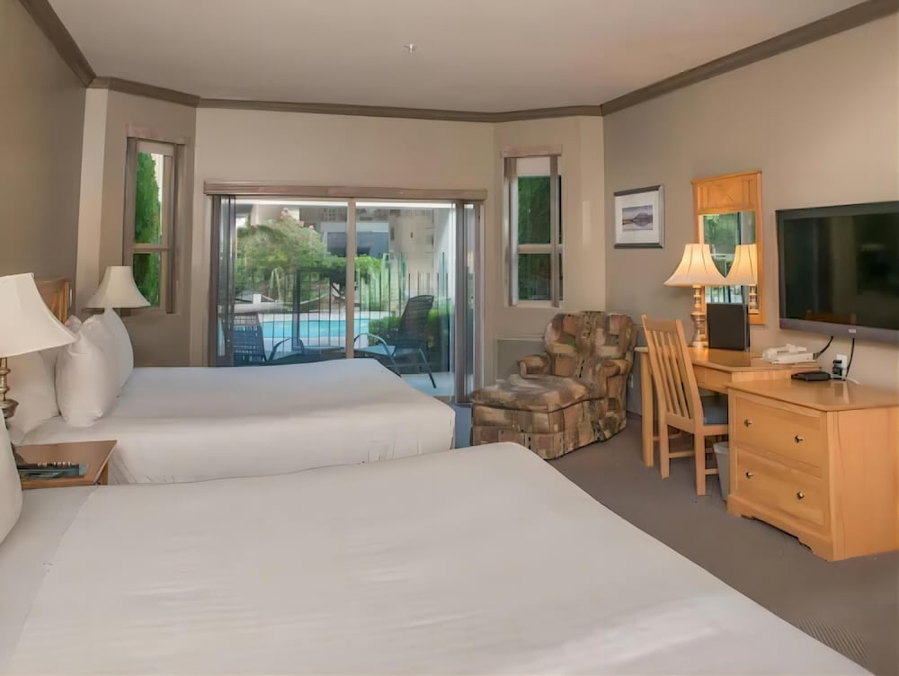 Room, 2 Double Beds, Pool Side 2/3