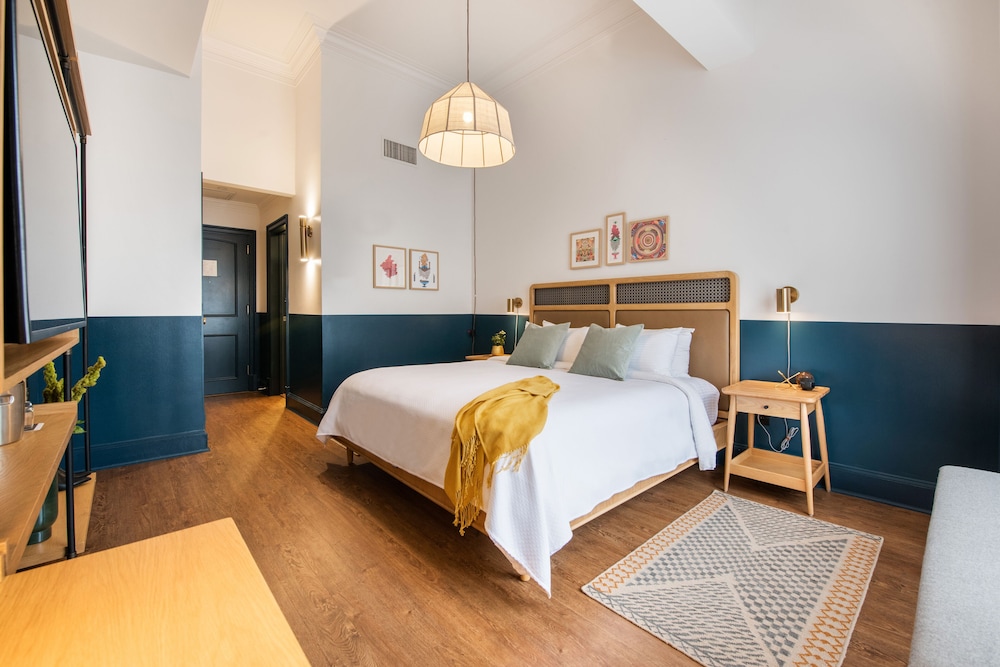 Serene, King Bed, No Window