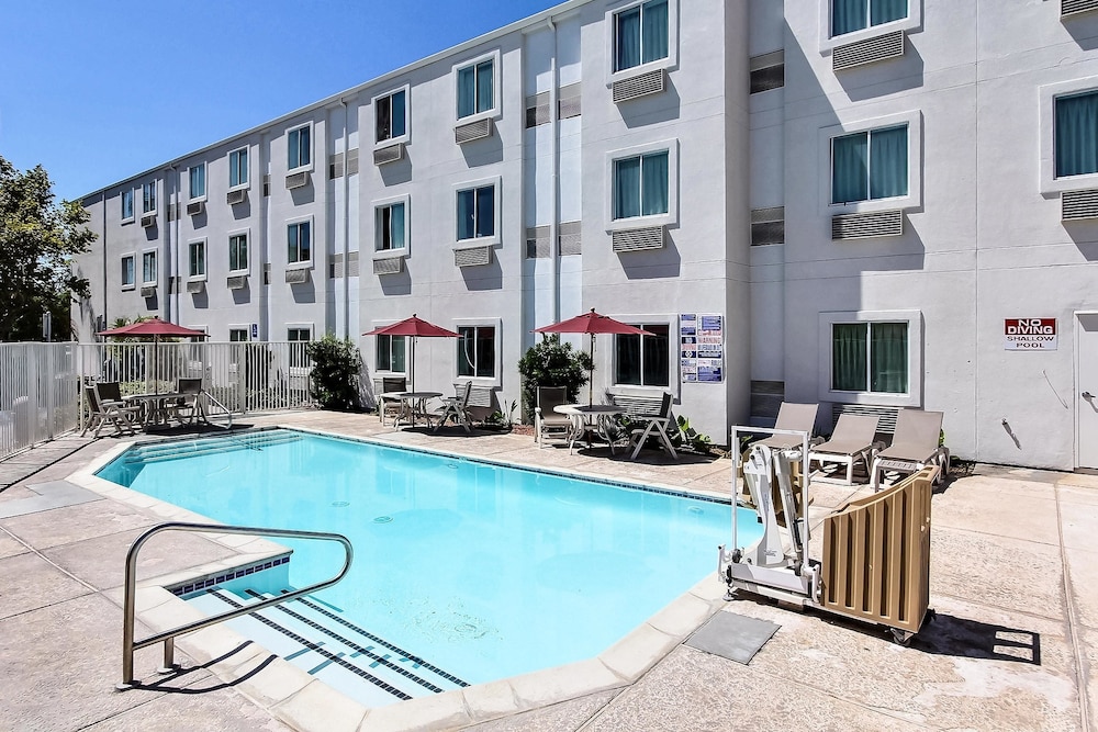 Motel6 Gilroy, CA 7/56