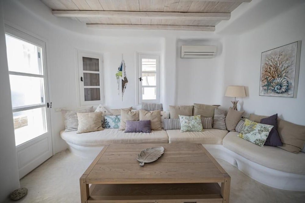 WHITE ROCK SUITES & VILLAS 26/50