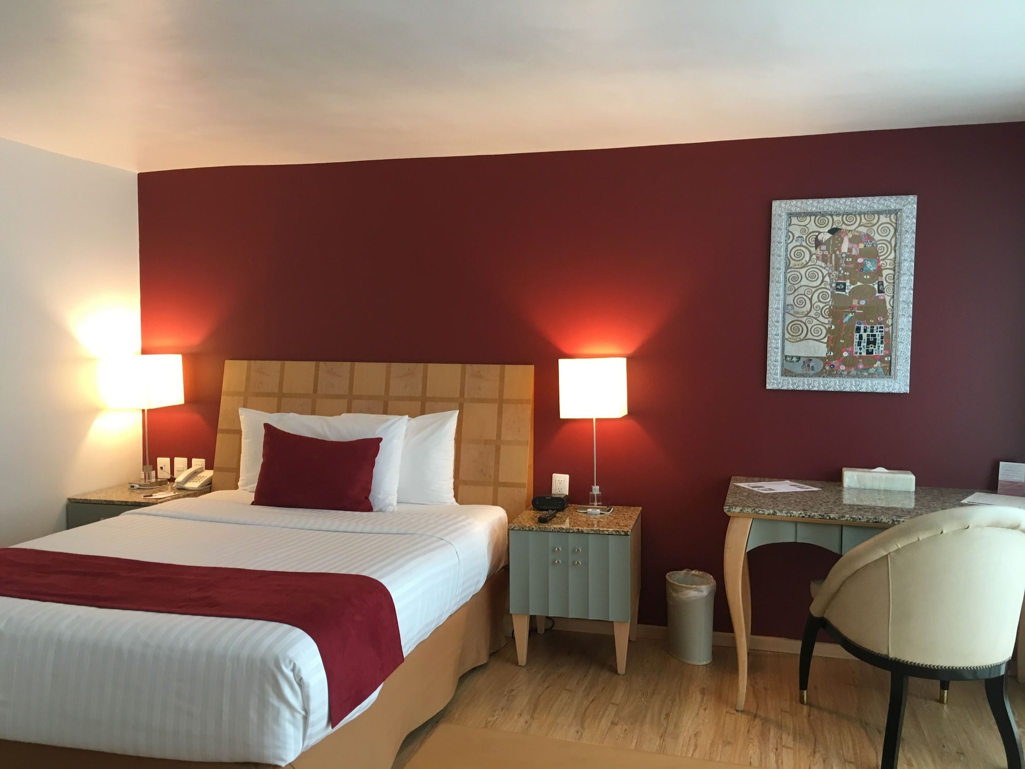 JUNIOR SUITE, QUEEN BED
