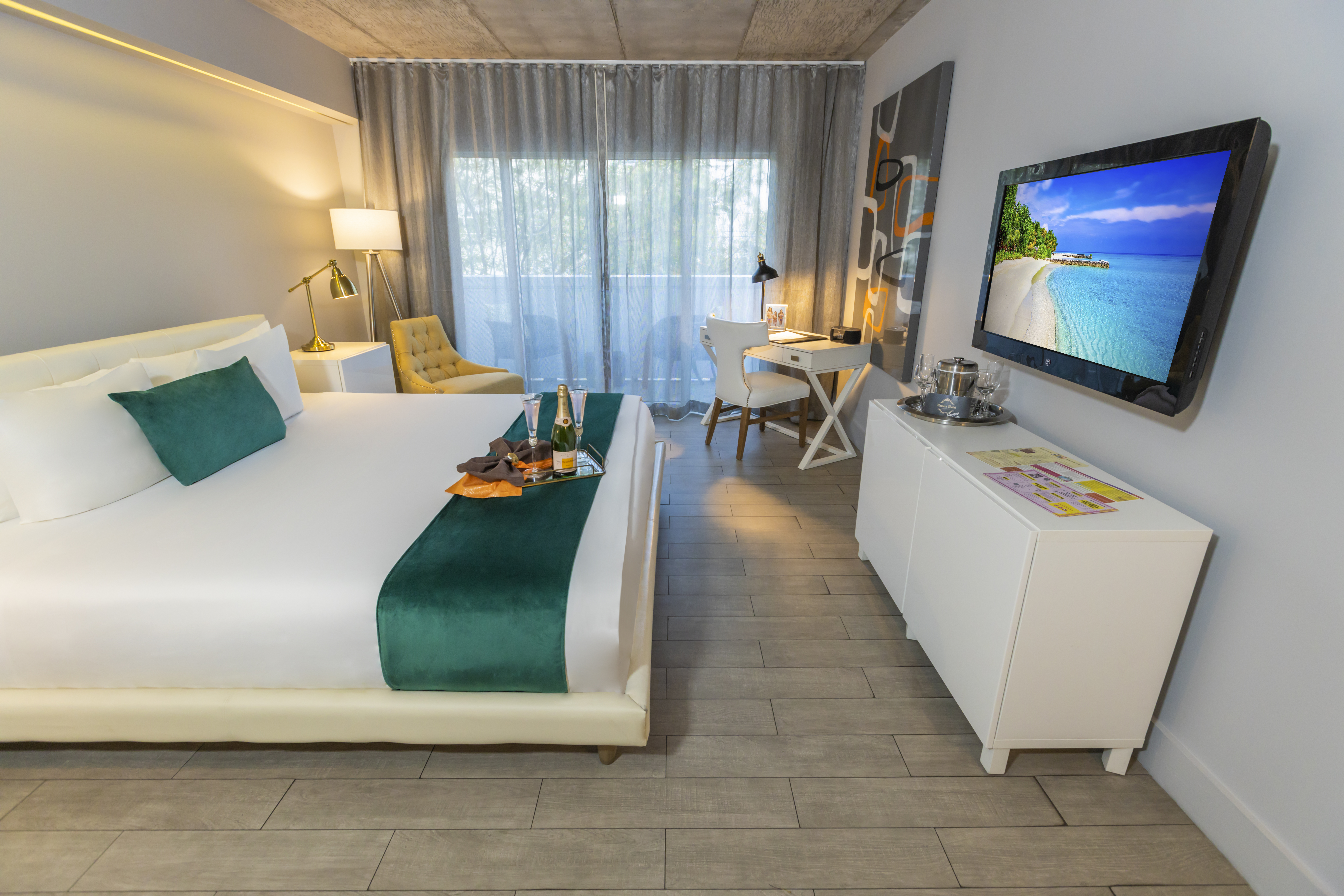 Room, King Bed, Balcony, Riviera Suites South Beach 9/10